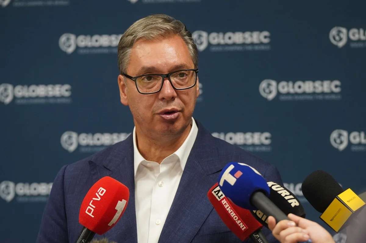 imagem colorida presidente servia Aleksandar Vucic