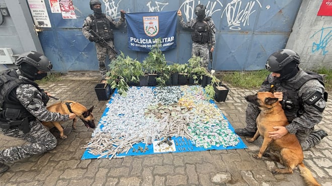 PM encontra grande quantidade de drogas durante operação na comunidade César Maia, no Rio
