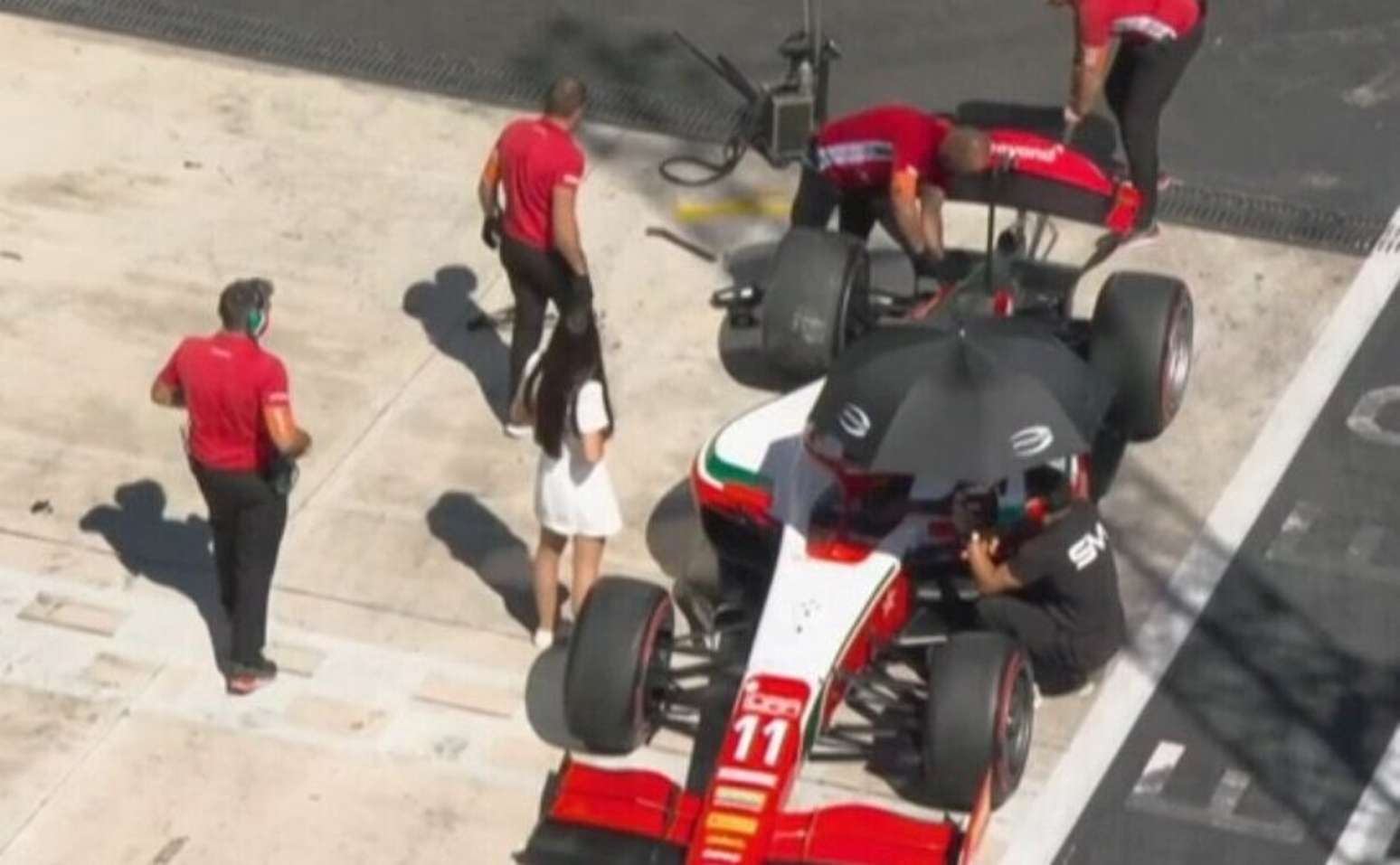 Paulina de vestido no 'pit lane'