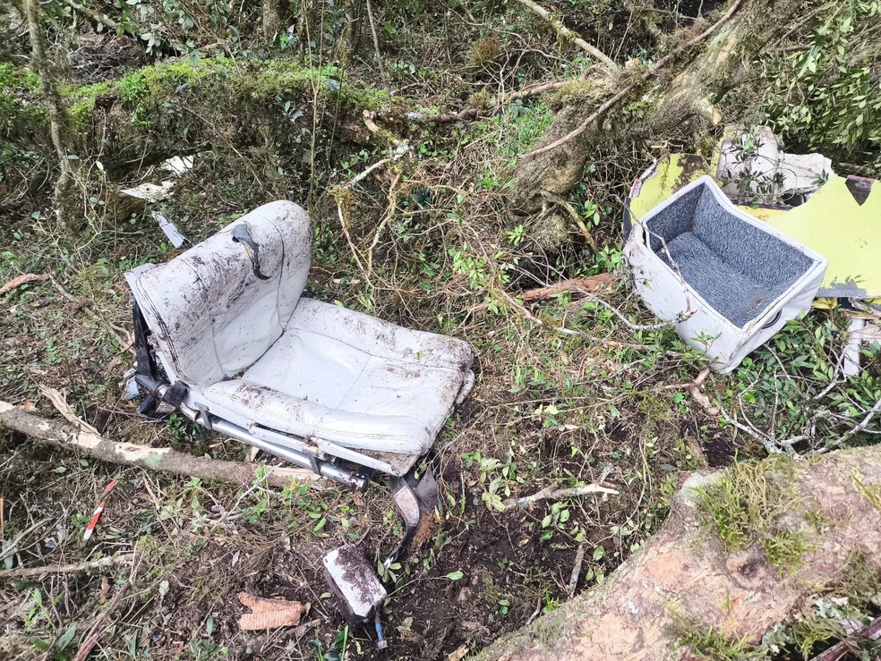 Cantor Rick: com fuselagem destruída e peças espalhadas, imagens revelam gravidade de acidente com helicóptero