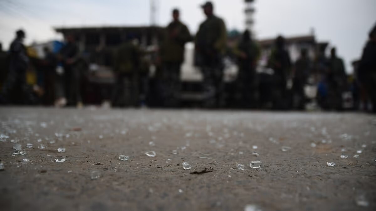 Pedras arremessadas contra residências e tiros disparados enquanto agitados causam uma rampage noturna em Deli