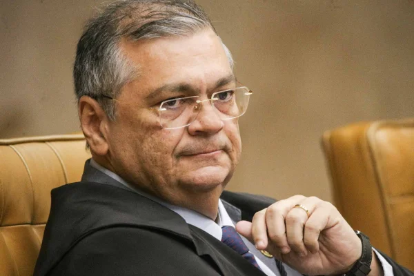 Dino culpa Fachin por crise no STF e aciona Gilmar Mendes
