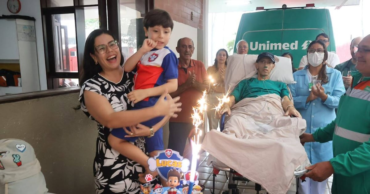 Hospital atende pedido e leva paciente para ver o mar e comemorar aniversário do filho