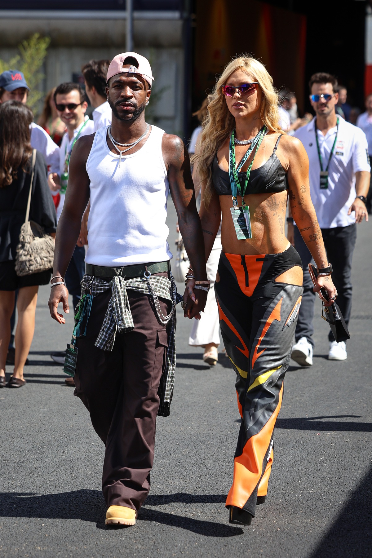Virginia usa outfit apresentado em desfile de Berlim no GP da Espanha