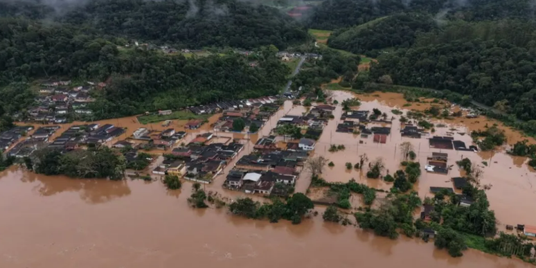 Casas, ruas e comércios são inundados após enchente no Vale do Ribeira, em São Paulo