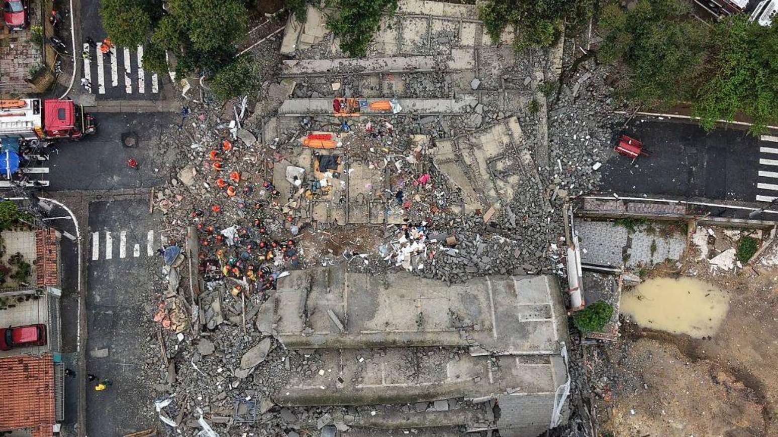 Uma vista aérea mostra um prédio em construção que desabou sobre uma casa na rua Tequici, na Penha, Zona Leste de São Paulo, Brasil, em 12 de setembro de 2026, devido a fortes chuvas