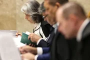 Em sessão caótica, STF não resolve crise e joga solução para futuro incerto