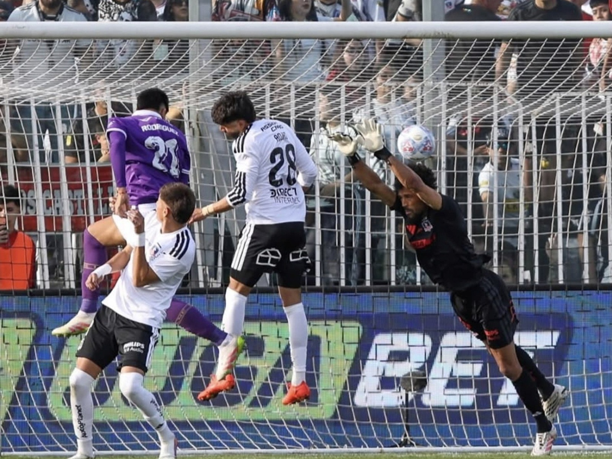Técnico do Colo-Colo sai em defesa de Vozinha após falha do goleiro