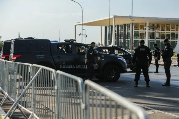 Manifestantes protestam contra Moraes antes de início de sessão no STF - destaque galeria