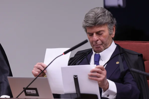 "Qual a data de Londres?" Filho de Fux indicou e-mail do STF a Vorcaro