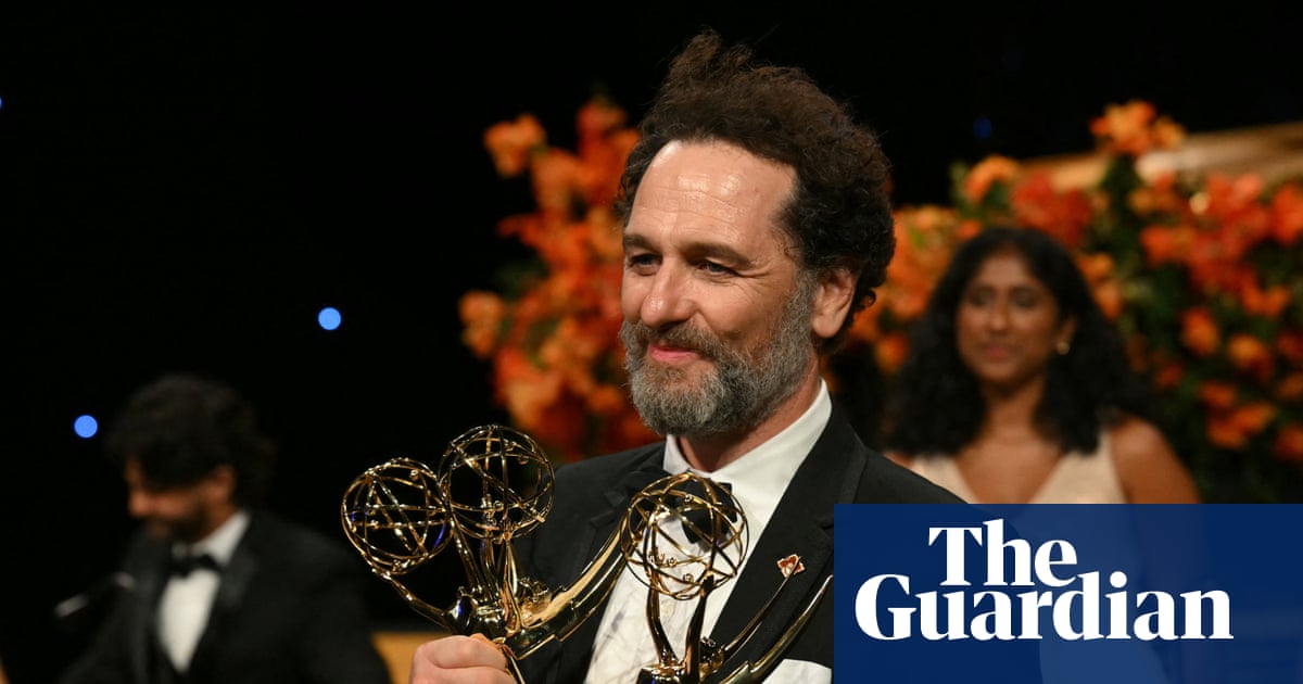 A instituição de ensino superior de Matthew Rhys presta homenagem ao 'aluno leal' e devoto da língua galesa