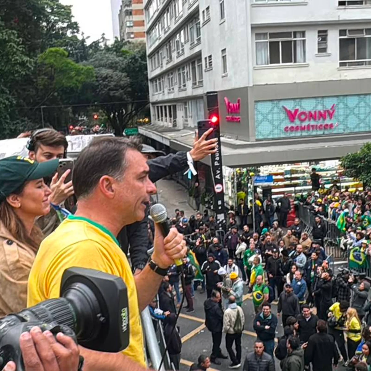 Flávio modera discurso ao mercado e endurece com pauta anti-STF nas ruas
