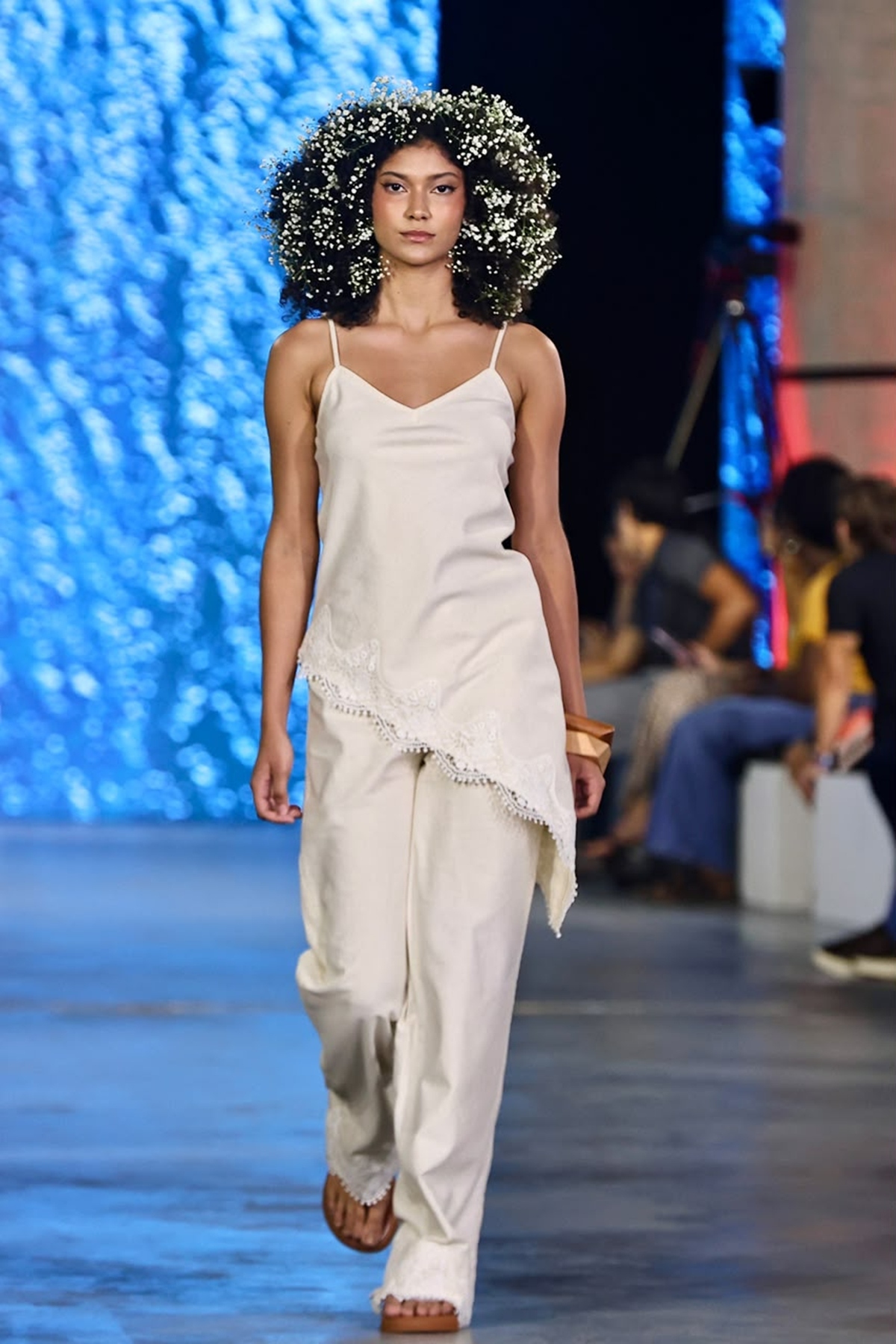 Metrópoles Catwalk: Letícia Gonzaga, Biruta e Tela Ambulante agitam 1° dia