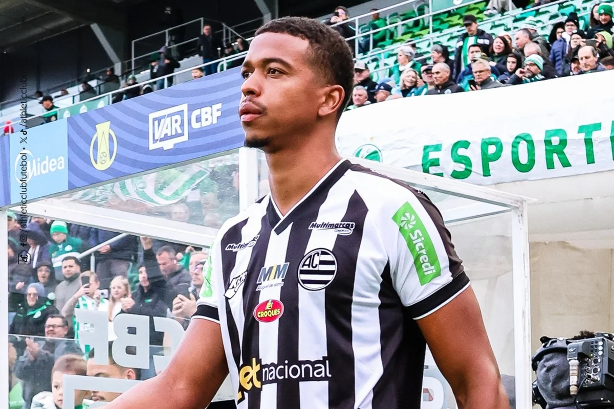 Carlinhos, emprestado ao Athletic, tem grave lesão após pancada na cabeça
