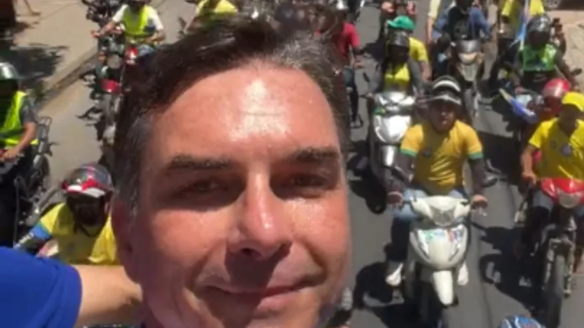 Flávio Bolsonaro participa de ato no Ceará e fala em "libertar o Supremo"