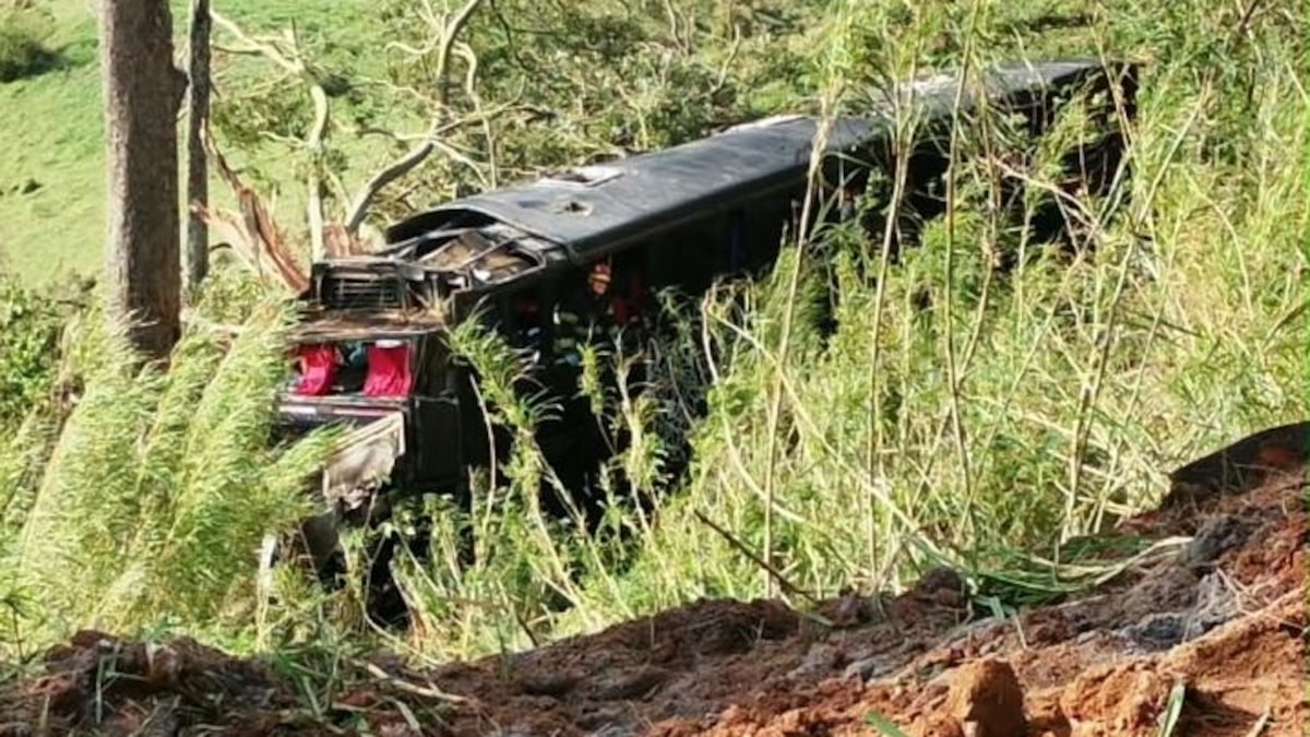 Ônibus de romeiros que caiu em ribanceira e matou 6 em SP não tinha autorização de transporte