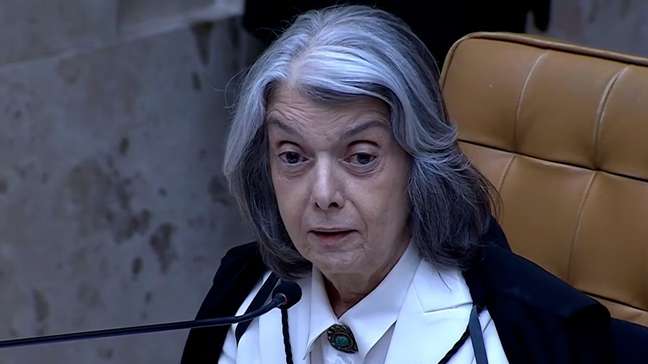 Estratégia do grupo de Moraes em focar em Fachin foi uma saída técnica para travar a votação, avaliam juristas