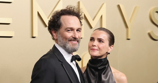 Matthew Rhys choca ao esquecer atriz com quem tem relacionamento amoroso há 12 anos em seus discursos da vitória no Emmy