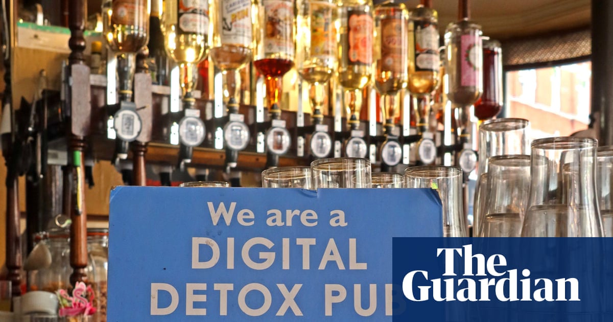Os telefones são os novos cigarros: por que restaurantes estão desencorajando e até proibindo-os
