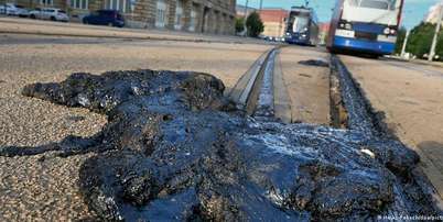Calor extremo, somado ao atrito dos trilhos, levou ao derretimento do asfalto em Leipzig, no leste da Alemanha; serviço de bondes precisou ser interrompido Foto: DW / Deutsche Welle