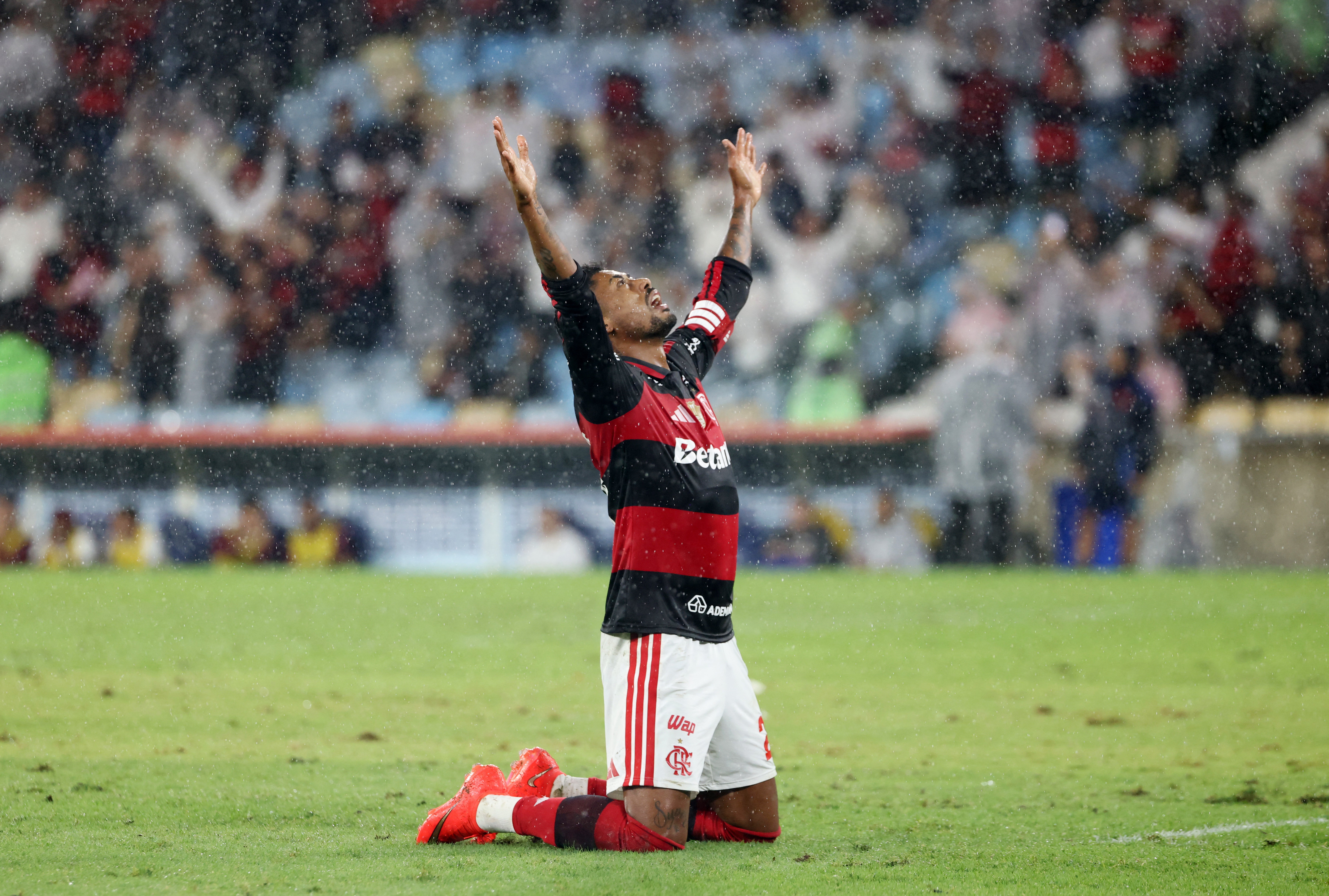 Vácuo de garçom e catarse: veja reações curiosas ao gol de Bruno Henrique contra o Corinthians