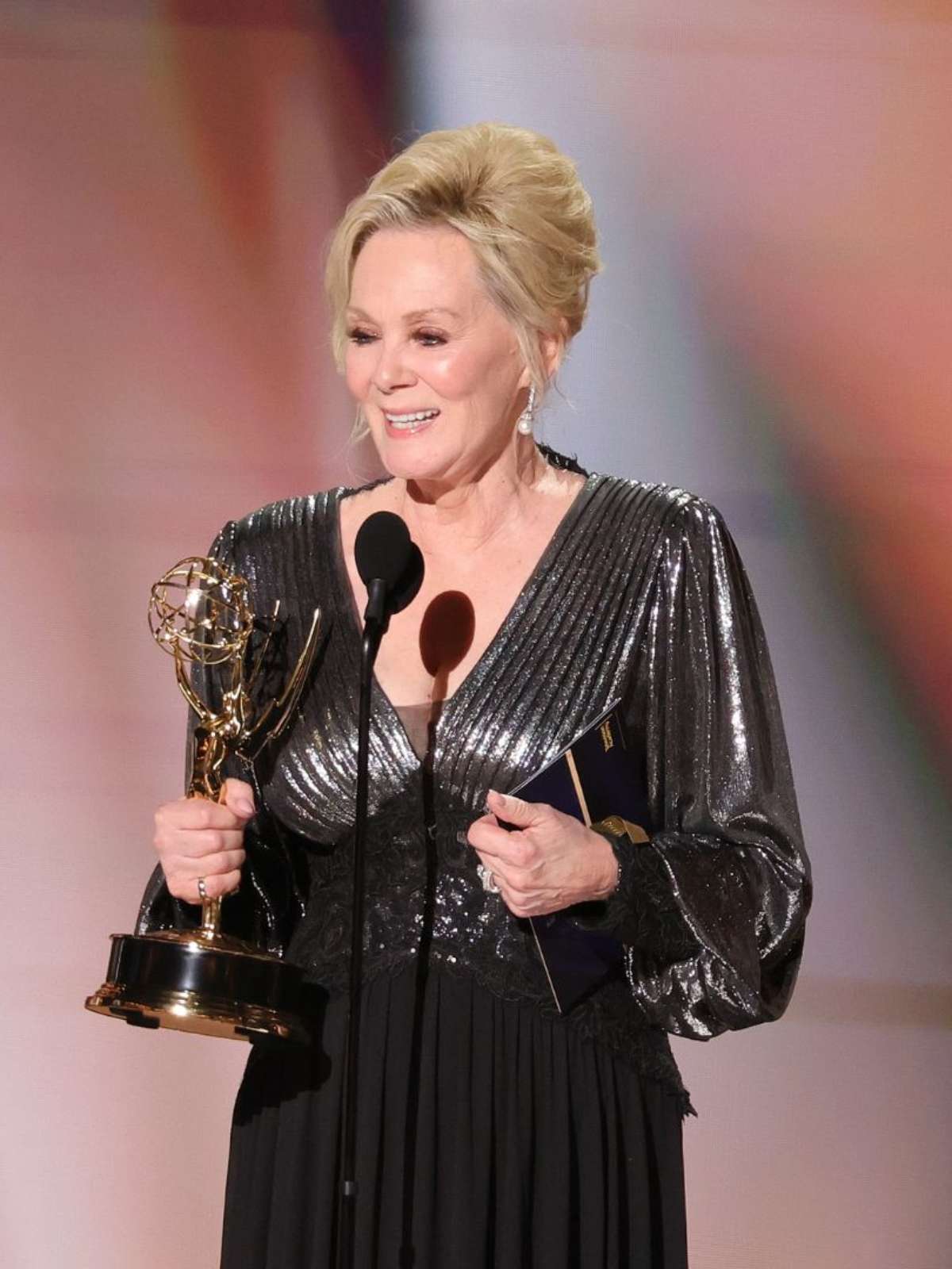 Jean Smart faz história no Emmy com quinto prêmio de Melhor Atriz por 'Hacks'