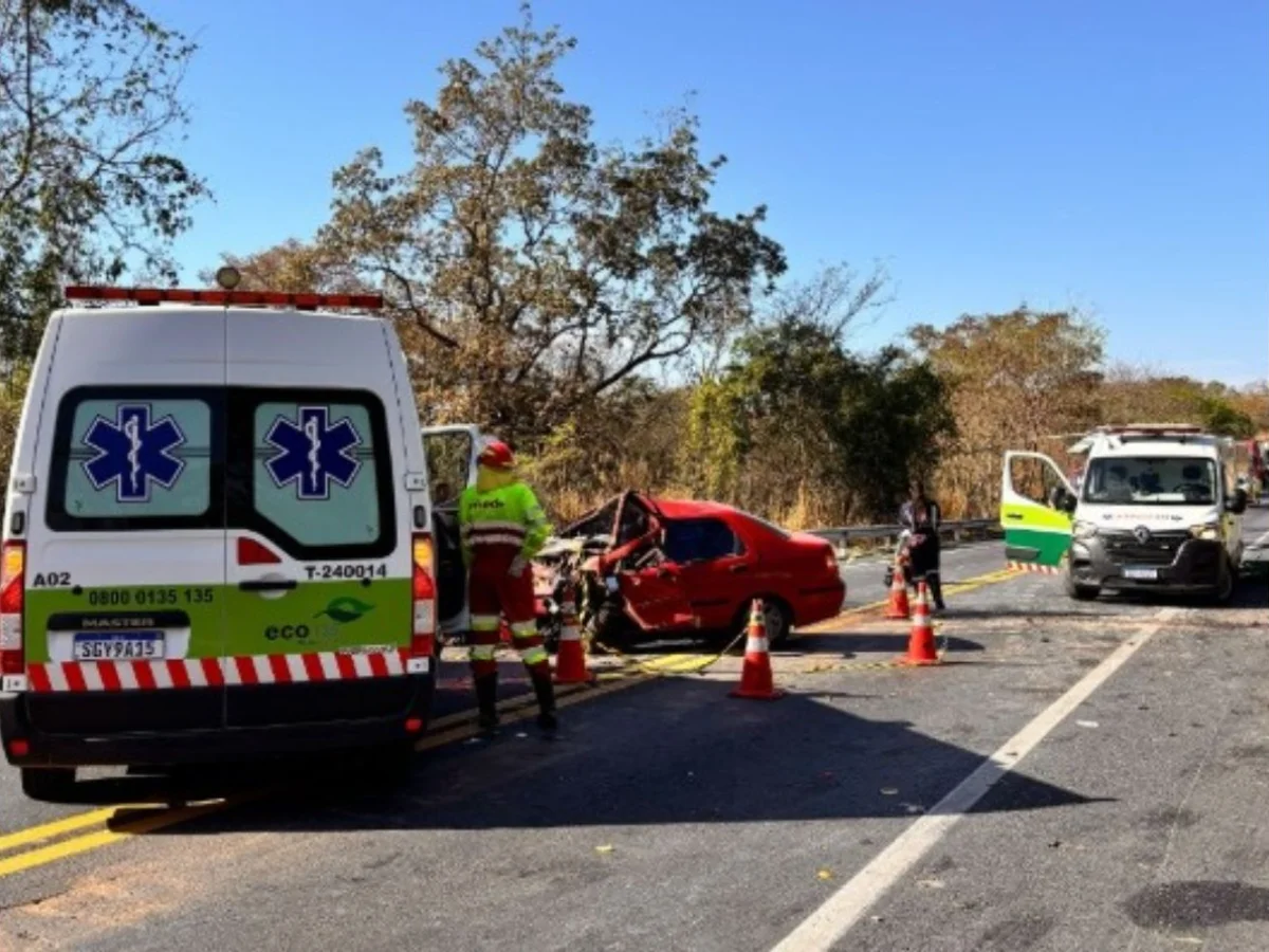Colisão frontal entre carros deixa dois mortos e dois feridos em MG