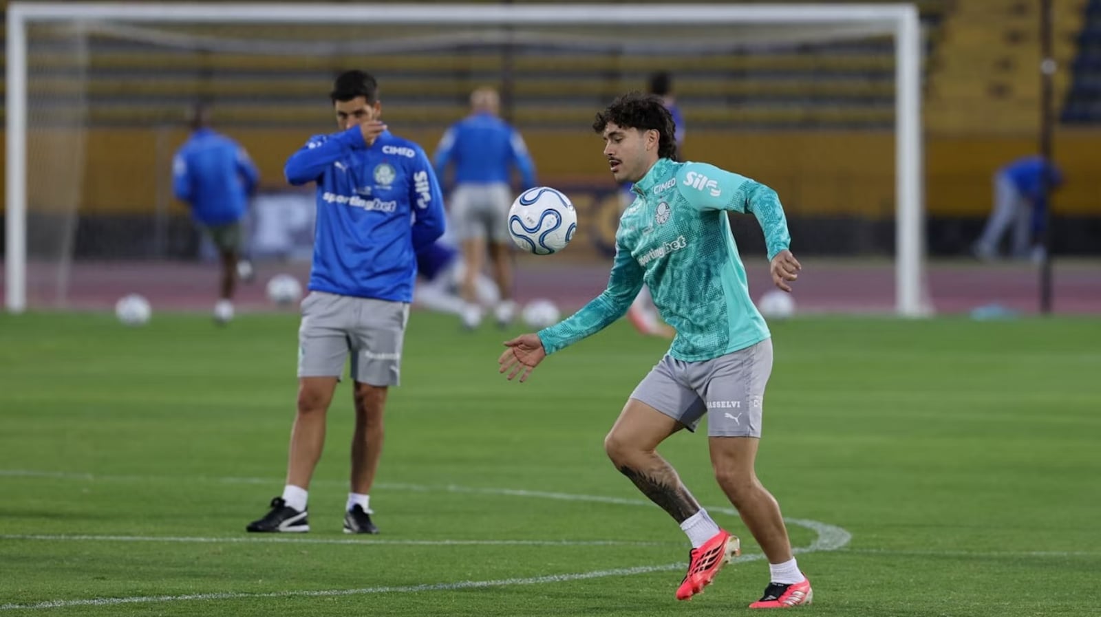 Mauricio durante treinamento no Estádio Olímpico, em Quito