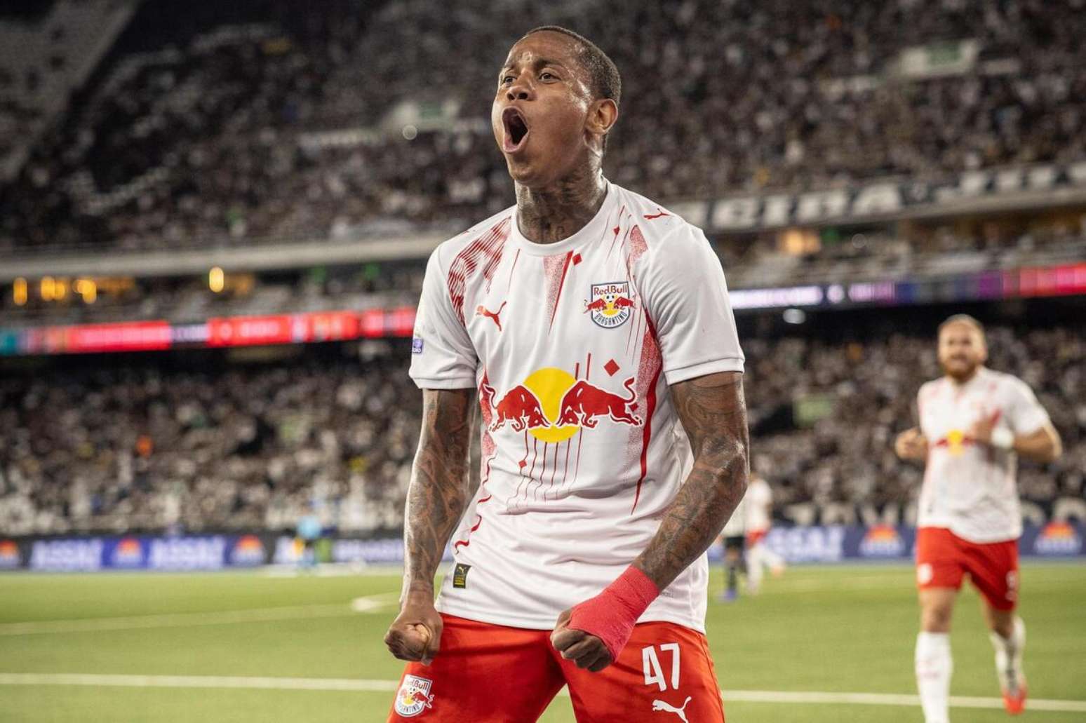 Wallace Yan deu &ldquo;assist&ecirc;ncia&rdquo; para o gol do Bragantino, mas foi expulso pouco depois &ndash;