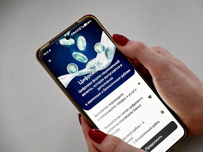 Golpistas enganam aposentados, informando sobre a transferência da aposentadoria em rublos digitais.