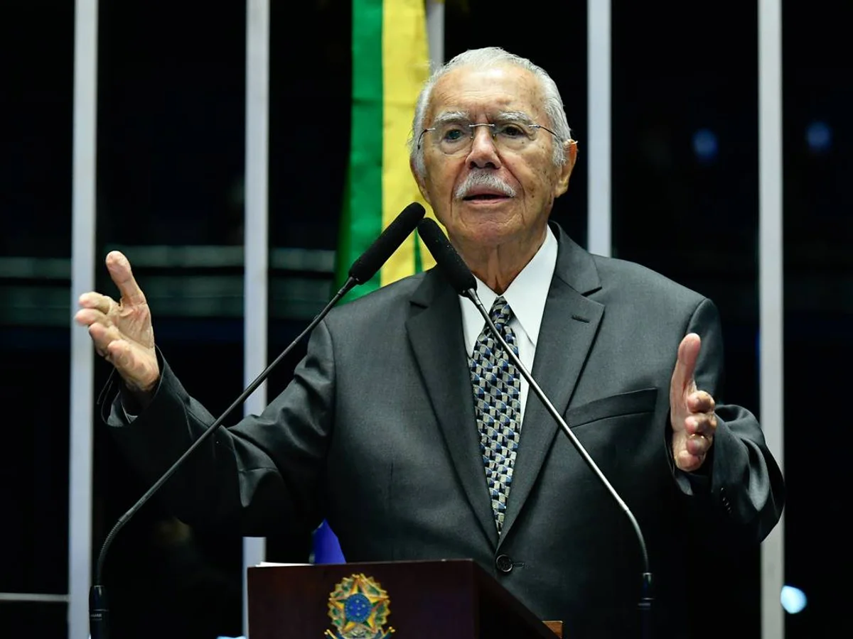 Sarney segue em tratamento de pneumonia, com "evolução clínica favorável"