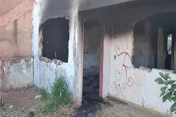 Corpo carbonizado é encontrado em casa abandonada no DF. Polícia investiga