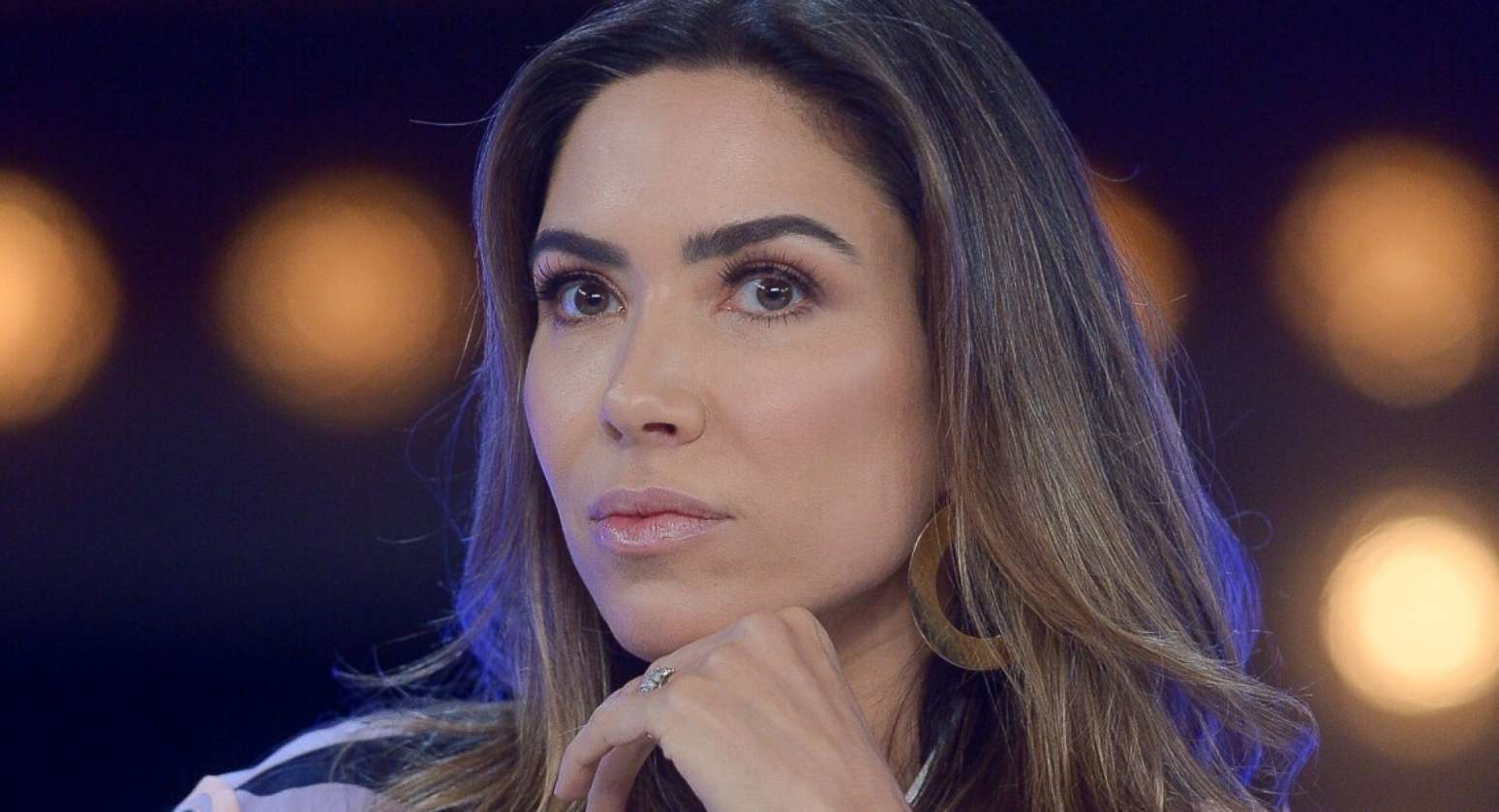 Patr&iacute;cia Abravanel acabou superexposta na m&iacute;dia e nas redes sociais ap&oacute;s cita&ccedil;&atilde;o de seu marido em mat&eacute;ria sobre o esc&acirc;ndalo de Daniel Vorcaro, do Banco Master